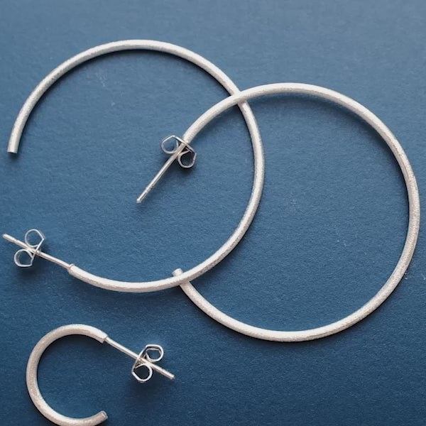 LULU Copenhagen Non Hoops Medium pair Hoops Silver Plated - Video preview
