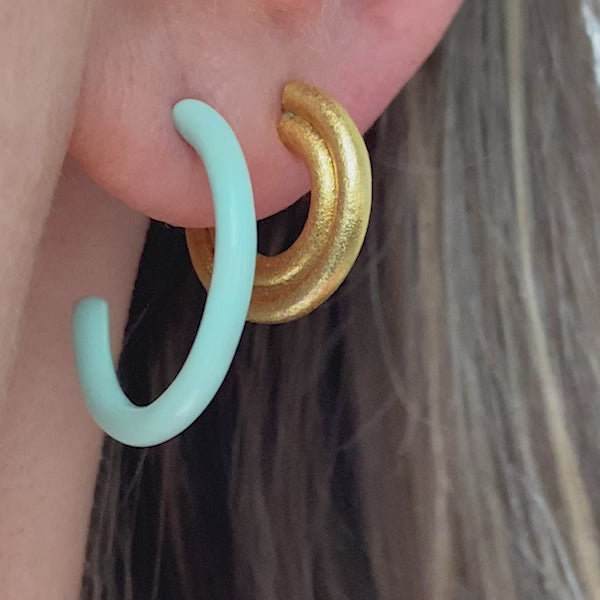 LULU Copenhagen Color Hoops Medium pair Hoops White - Video preview