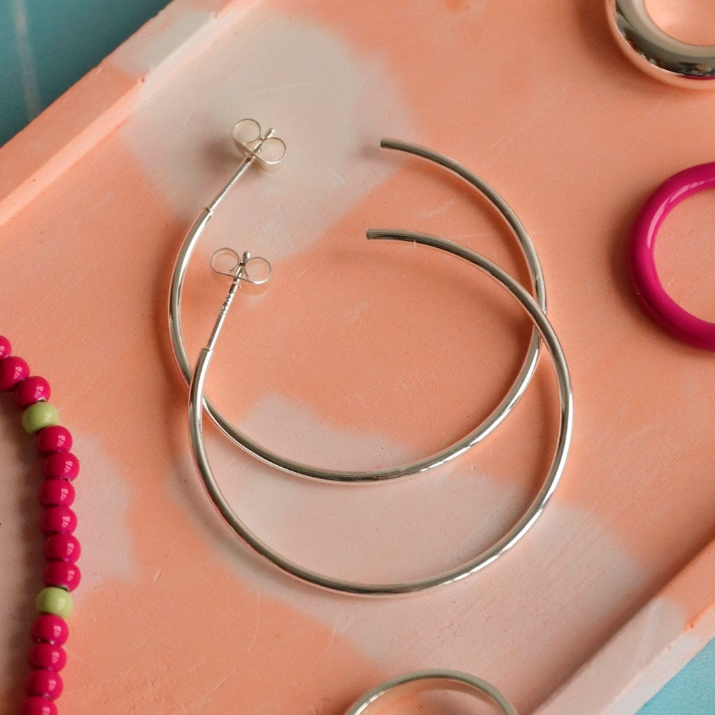 LULU Copenhagen Non Hoops Large pair Hoops Silver Plated